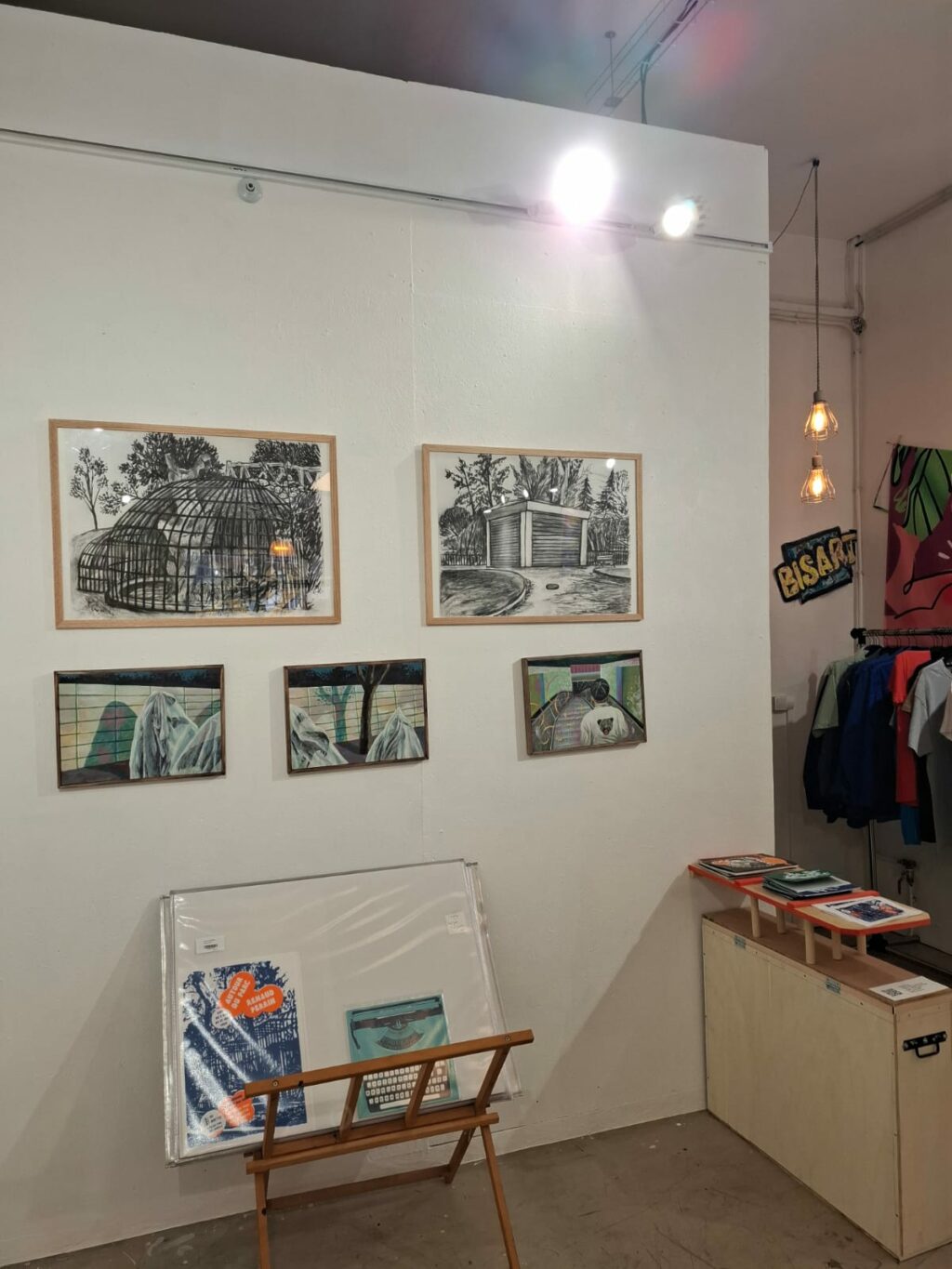 Dessins au fusain, 50x70 cm, cadres en bois, chêne clair. Signé au dos.
