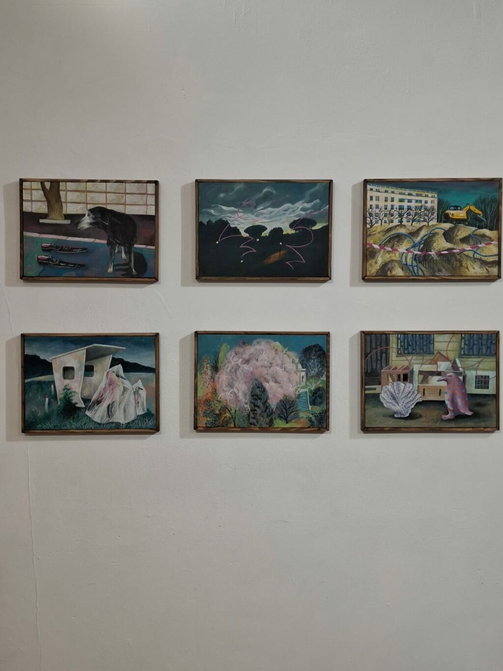 Peintures à l'huile sur bois 29x38 cm. Baguettes en sapin vernis. Signées au dos.