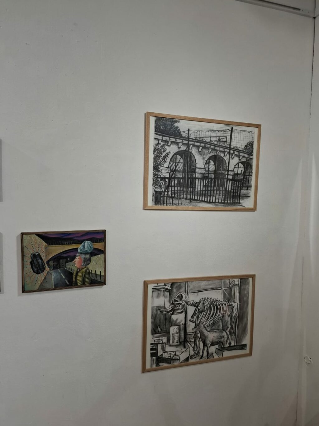 Dessins au fusain, 50x70 cm, cadres en bois, chêne clair. Signé au dos
