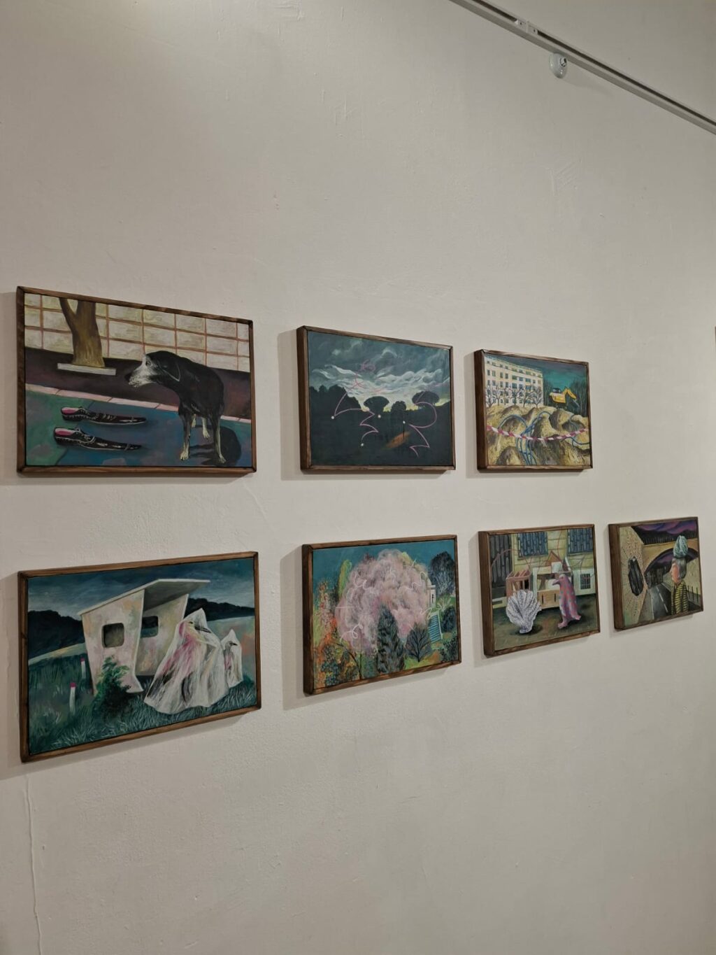 Peintures à l'huile sur bois 29x38 cm. Baguettes en sapin vernis. Signées au dos.