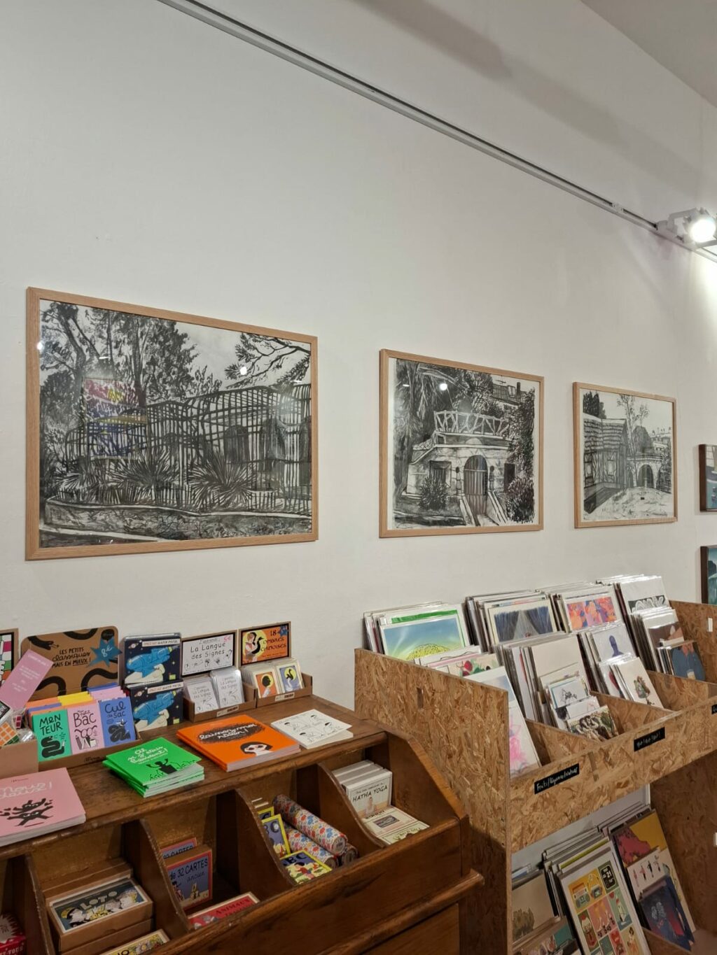 Dessins au fusain, 50x70 cm, cadres en bois, chêne clair. Signé au dos