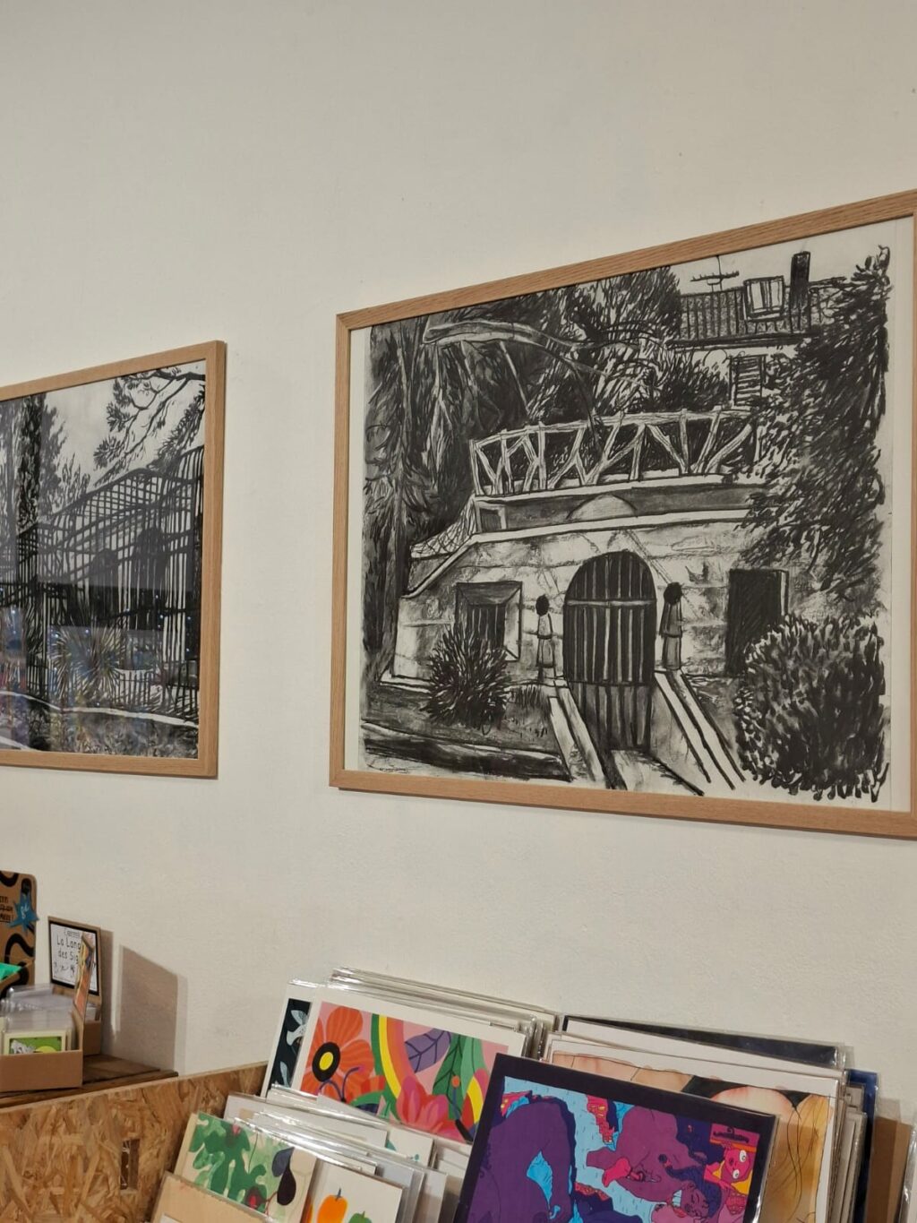 Dessins au fusain, 50x70 cm, cadres en bois, chêne clair. Signé au dos