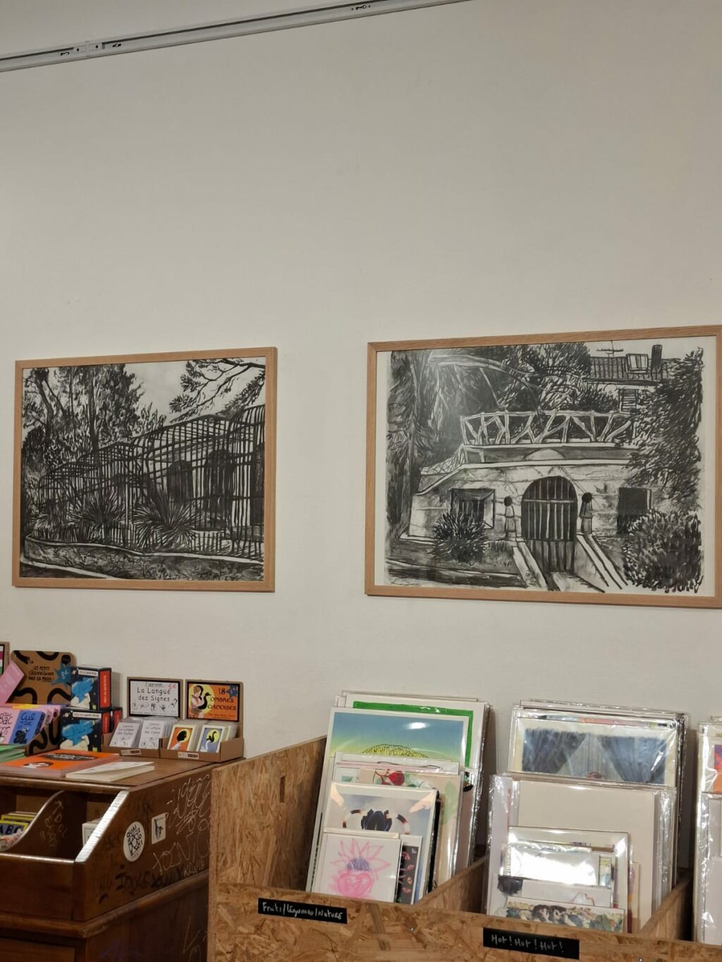 Dessins au fusain, 50x70 cm, cadres en bois, chêne clair. Signé au dos